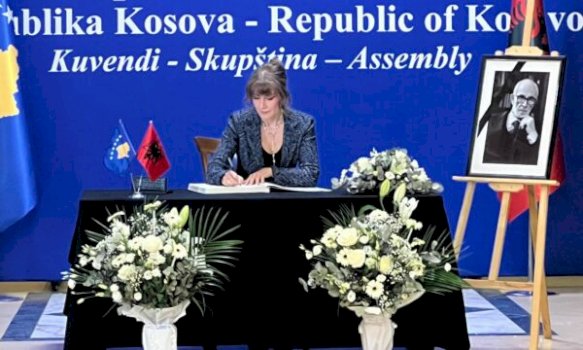 jahjaga-shkruan-ne-librin-e-zise-ne-nderim-te-akademik-rexhep-qosjes