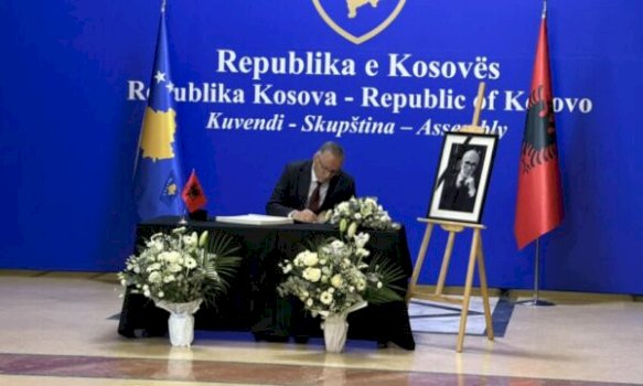 hamza-bashke-me-deputetet-e-pdk-se-bejne-homazhe-ne-nderim-te-akademikut-rexhep-qosja