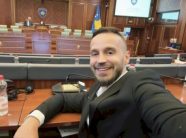 eskaloi-me-gjuhen-ndaj-vlora-citakut-–-fatos-geci-pendohet,-kerkon-falje-publike