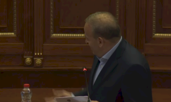 deputeti-i-pdk-se-e-ngacmon-kurtin:-s’jeni-bere-te-gjalle-per-bordin-e-paqes,-ndoshta-qe-e-sponzorizoi-osmani