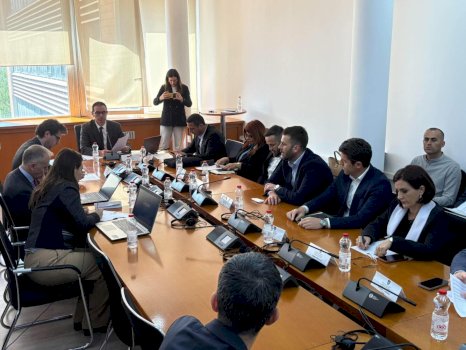 perplasje-mes-pozites-dhe-opozites-ne-komisionin-per-buxhet,-hoti-–-lushtakut:-kush-po-e-shet-voten,-qe-na-me-ble