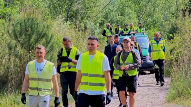 sezoni-turistik-po-afron,-rama-ndan-pamjet-nga-aksioni-i-pastrimit-ne-velipoje-dhe-shiroke