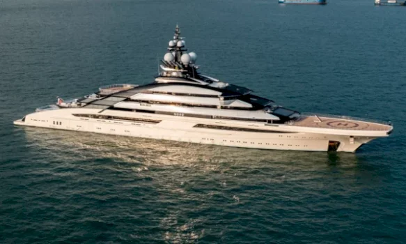 nje-superjaht-kalon-ngushticen-e-hormuzit,-raportohet-se-i-takon-nje-oligarku-rus