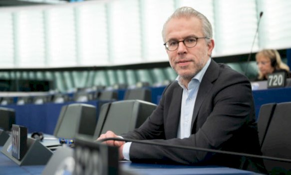 eurodeputeti-qe-i-ndihmoi-kosoves-per-vizat-kerkon-te-gjendet-zgjidhja-per-presidentin:-po-humbni-shume