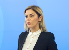 blerta-deliu-kthen-deklaraten-e-kurtit-per-isa-mustafen,-ia-pershkruan-dy-maska-si-“dyfytyresi”