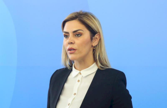 blerta-deliu-kthen-deklaraten-e-kurtit-per-isa-mustafen,-ia-pershkruan-dy-maska-si-“dyfytyresi”