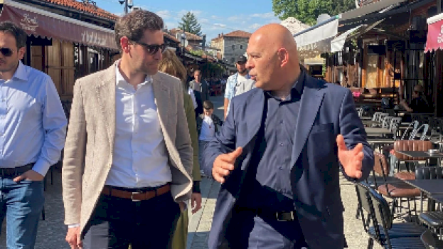 zyrtari-zviceran-viziton-gjakoven,-ne-fokus-zhvillimi-urban