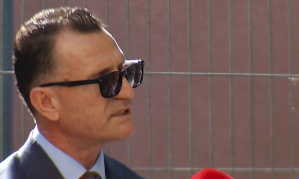 avokati-kerkon-qe-ilir-meta-te-nxirret-nga-kafazi-i-xhamit:-edhe-nexhmije-hoxha-e-ramiz-alia-jane-trajtuar-me-dinjitetshem