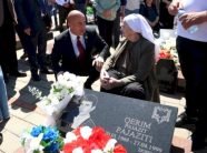 haradinaj-nderon-martiret-e-mejes:-plaget-e-luftes-nuk-mbyllen-pa-ndricimin-e-fatit-te-te-pagjeturve