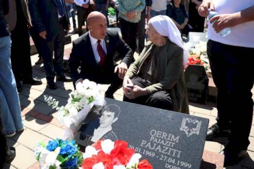 haradinaj-nderon-martiret-e-mejes:-plaget-e-luftes-nuk-mbyllen-pa-ndricimin-e-fatit-te-te-pagjeturve