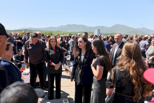 vjosa-osmani-ben-homazhe-ne-meje:-dhimbje-qe-pervelon,-por-edhe-kujtese-per-rrugen-perpara