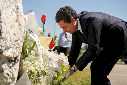 27-vjetori-i-masakrave,-kurti-beri-homazhe-te-varrezat-ne-meje-dhe-ne-korenice