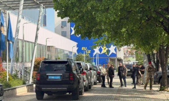 delegacioni-i-komitetit-ushtarak-te-nato-s-per-vizite-zyrtare-ne-kosove,-veturat-ndalojne-te-ndertesa-e-qeverise