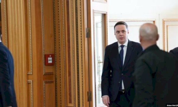 ne-pritje-te-seances,-abdixhiku-shihet-ne-ambientet-e-kuvendit