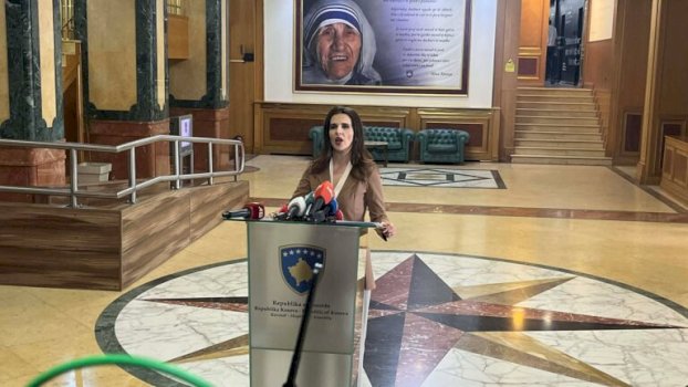 ”mos-u-be-loje-e-albin-kurtit”-–-citaku-i-kerkon-feride-rushitit-te-terhiqet-nga-kandidatura-per-presidente