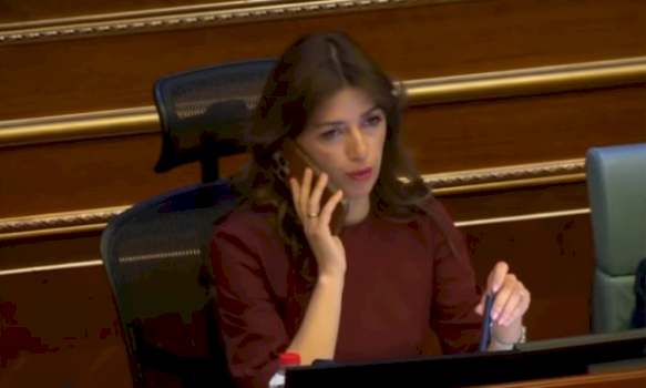 albulena-haxhiu-flet-me-dike-ne-telefon-para-vazhdimit-te-seances-per-presidentin