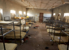 persona-te-armatosur-sulmojne-jetimoren-dhe-rrembejne-23-femije