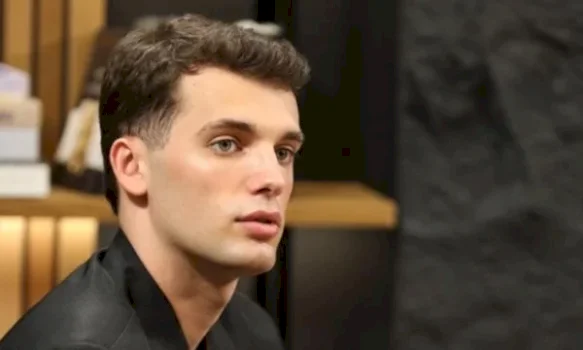 “je-endrra-e-cdo-vajze”,-media-greke-shkruan-per-politikanin-shqiptar-nga-rmv:-eshte-bere-viral-per-pamjen-e-tij