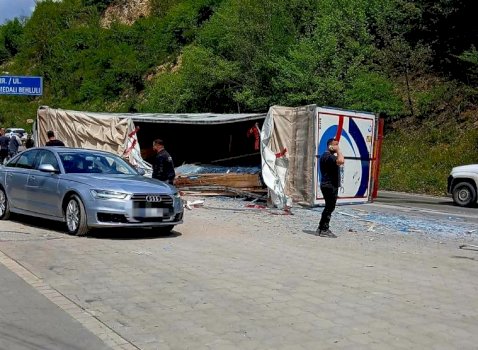 nje-i-lenduar-nga-perplasja-e-dy-kamioneve-ne-aksin-gjilan-kamenice,-bllokohet-njera-korsi-e-rruges