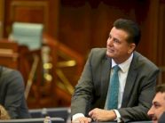 agim-bahtiri-e-sulmon-vjosa-osmanin:-heren-tjeter-kur-t’i-drejtohesh-qytetareve-beje-me-fotografi-me-grenellin-e-gjuriqin