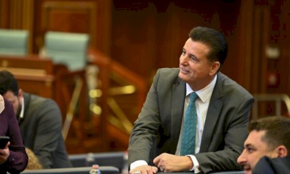 agim-bahtiri-e-sulmon-vjosa-osmanin:-heren-tjeter-kur-t’i-drejtohesh-qytetareve-beje-me-fotografi-me-grenellin-e-gjuriqin