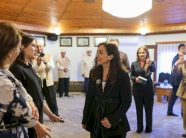 vjosa-osmani-viziton-teqen-e-shejh-eminit-ne-gjakove:-besimi-nuk-eshte-ndarje,-por-bashkim