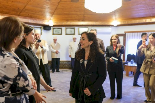 vjosa-osmani-viziton-teqen-e-shejh-eminit-ne-gjakove:-besimi-nuk-eshte-ndarje,-por-bashkim