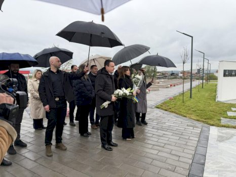 haxhiu-e-kurti-bejne-homazhe,-nderojne-deshmoret-ne-gllobar-te-drenasit