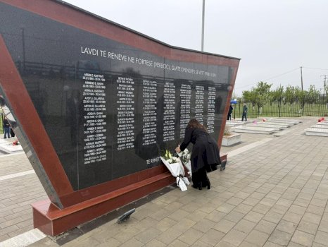 Vjosa Osmani bën homazhe në Verboc: 280 martirë përkujtohen në Drenas
