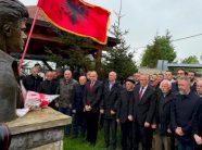 enver-hoxhaj-ben-homazhe-te-kulla-e-komandantit-ilaz-kodra-ne-prekaz