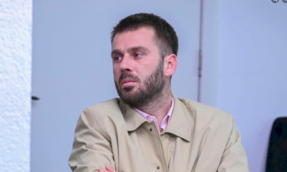 kerceli:-vjosa-osmani-pretendon-se-e-mbrojti-albin-kurtin,-ne-pame-tjeter-cka-publikisht,-madje-na-quajti-“bixhozli”