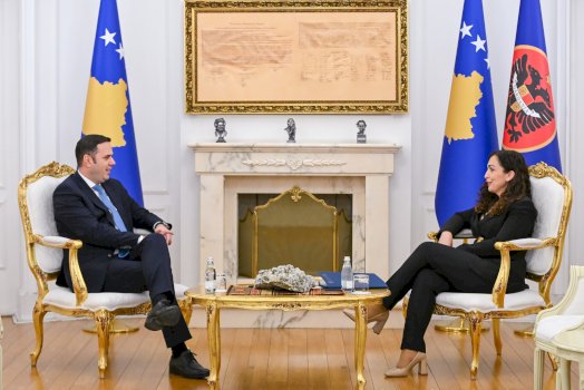 lumir-abdixhiku-e-vjosa-osmani-ne-takim,-a-do-te-arrihet-sonte-marreveshja-per-kthimin-ne-ldk?