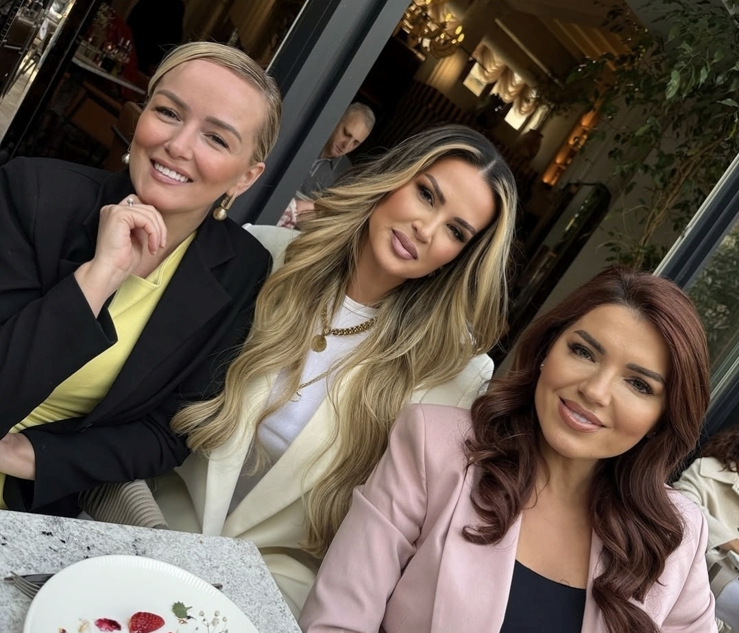 Tre yjet e skenës shqiptare bashkohen: Ryva, Edona dhe Adriana në një foto që bëri bujë!
