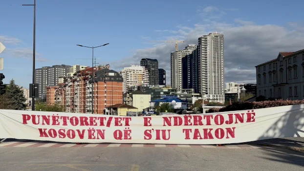 kolektivi-per-mendim-dhe-veprim-feminist-bllokon-nje-rruge-ne-prishtine:-punetoret-perballen-me-jete-gjithnje-e-me-te-pajetueshme