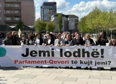 “jemi-lodhe:-parlament-qeveri,-te-kujt-jeni?”,-protestojne-punetoret-e-sektorit-privat