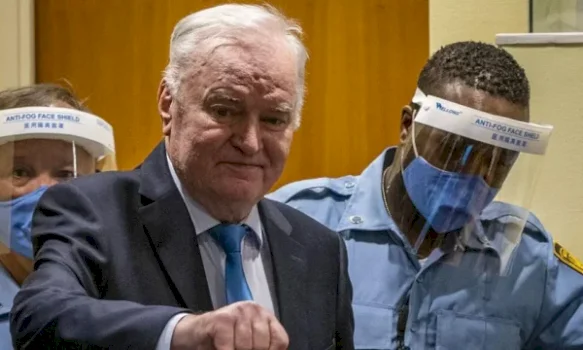 krimineli-i-luftes-ratko-mlladic-qe-u-denua-per-gjenocid-eshte-‘‘prane-vdekjes’’,-avokatet-kerkojne-lirimin-e-tij-nga-burgu