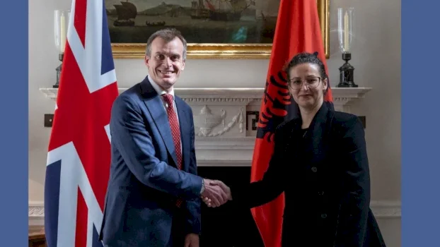 krimi-i-organizuar-dhe-emigracioni-i-paligjshem,-ministrite-e-brendshme-te-britanise-dhe-shqiperise:-bashkepunim-per-arrestimin-e-grupeve-serioze-kriminale