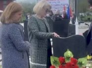 masakra-e-studimes:-bashkeshortja-e-ish-presidentit-thacit-ben-homazhe-te-varri-i-vellai-te-vrare-ne-lufte