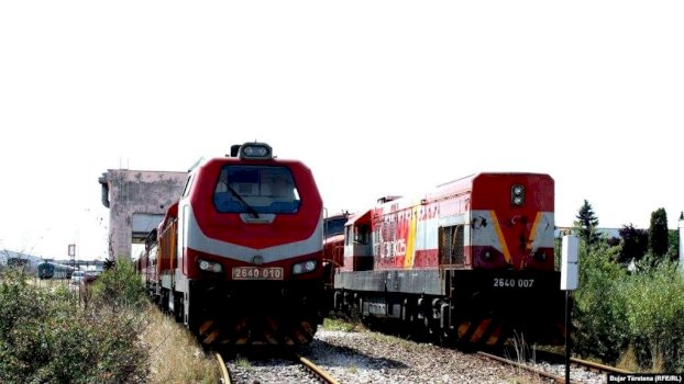 treni-godet-nje-mjet-te-punes-ne-kline,-nje-i-lenduar