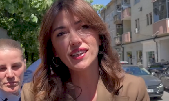 s’u-duk-ne-video,-haxhiu-mohon-se-ka-hequr-flamurin-dardan-nga-presidenca:-s’merrem-me-skenografi