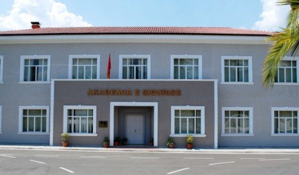 helmohen-56-studente-ne-shqiperi,-arrestohet-nje-tekonologe-dhe-kuzhinieri
