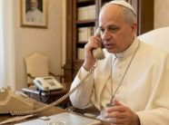 punonjesi-i-bankes-ia-mbylli-telefonin-papa-leos