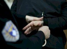 arrestohet-nje-person-ne-peje-pasi-iu-gjet-nje-pushke-ne-veture