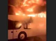 zjarr-i-madh-ne-nje-servis-ne-peje,-digjen-tri-vetura,-nje-kamion-dhe-nje-autobus