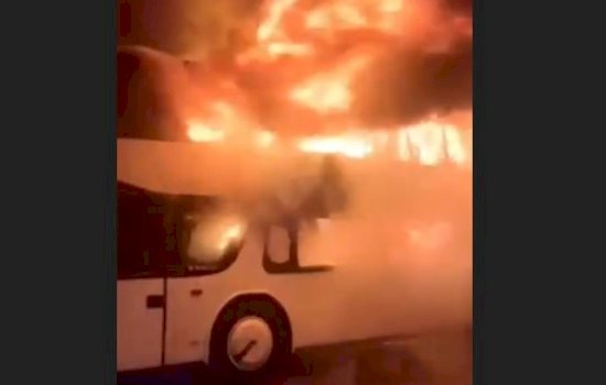 zjarr-i-madh-ne-nje-servis-ne-peje,-digjen-tri-vetura,-nje-kamion-dhe-nje-autobus