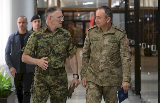 Komandanti i KFOR it takohet me shefin e forcave të armatosura serbe