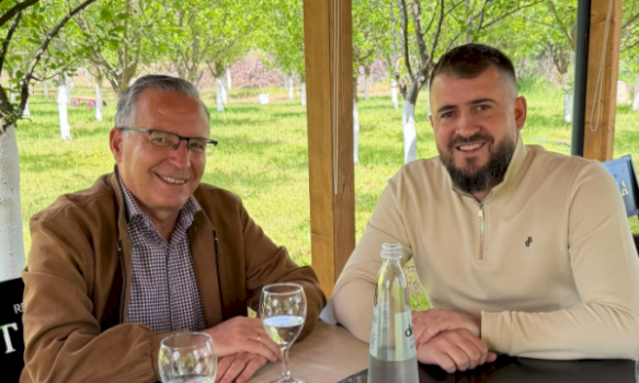 “me-kryeministrin-ne-ardhje”,-mergim-lushtaku-publikon-fotografi-me-bedri-hamzen-ne-skenderaj