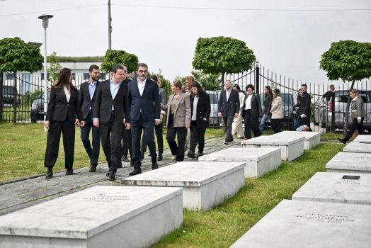 kurti-ben-homazhe-te-varrezat-e-martireve-dhe-deshmoreve-ne-cabrat-te-gjakove