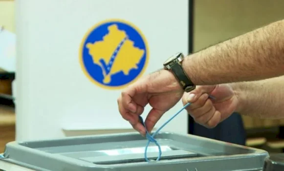 aksident-mes-nje-veture-dhe-motocikletes-ne-prishtine,-lendohet-nje-person