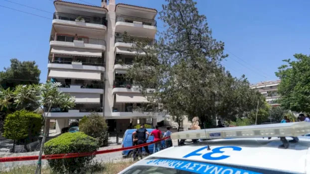 tronditet-greqia:-dy-17-vjecare-rane-nga-kati-i-gjashte-i-nje-pallati-–-njera-vdes